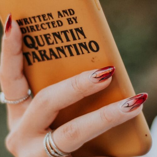 Como Evoluiu o Estilo Cinematográfico de Quentin Tarantino e Seus Impactos na Cultura Pop