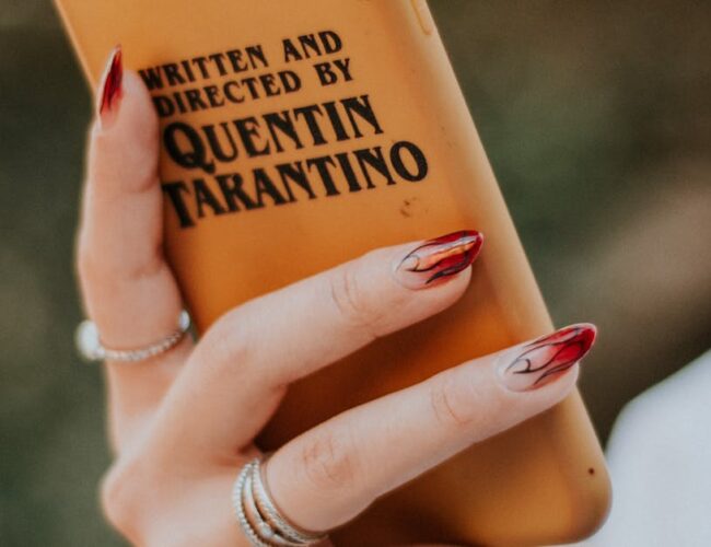 Como Evoluiu o Estilo Cinematográfico de Quentin Tarantino e Seus Impactos na Cultura Pop