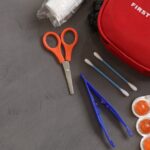 chuvas prolongadas e inundações — A comprehensive first aid kit with essential medical tools and supplies for emergencies.