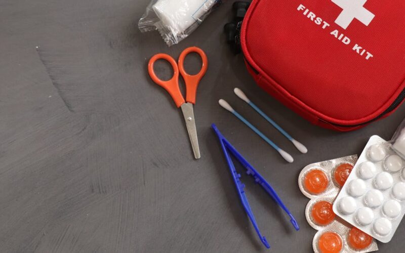 chuvas prolongadas e inundações — A comprehensive first aid kit with essential medical tools and supplies for emergencies.