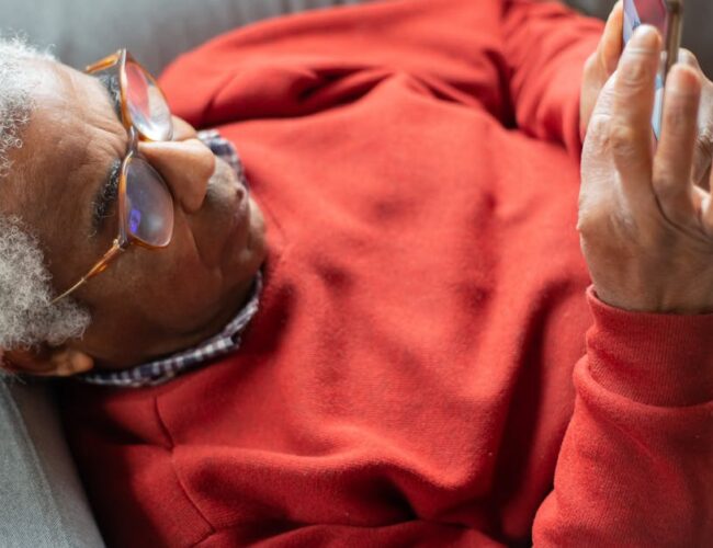 Como Escolher Tecnologias e Celulares Ideais para Idosos: Guia Prático e Simples