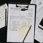declaração do Imposto de Renda 2026 — High angle view of tax forms, calculator, calendar, and pen for financial planning.