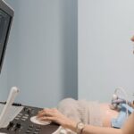 função do apêndice — A female doctor conducting an ultrasound examination in a medical clinic, focusing on patient care.