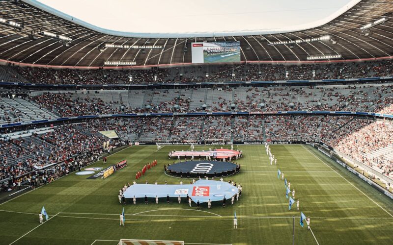 futebol argentino — Captivating view of a soccer match at Munich's iconic Allianz Arena, filled with excited fans.