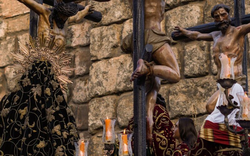sexta-feira santa sem missa — A dramatic depiction of a religious Easter procession in Seville, showcasing sculptures and crucifixion scenes.