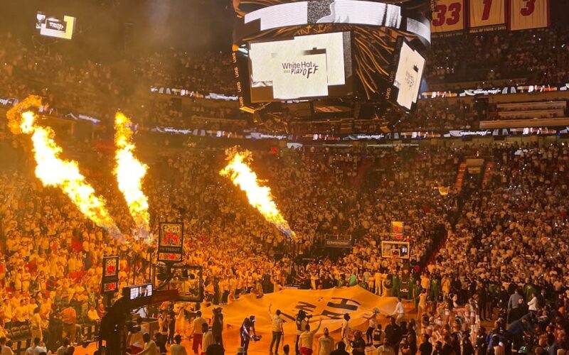 temporada NBA 2025/26 — High-energy Miami Heat basketball game with a packed stadium and fiery pre-game show.