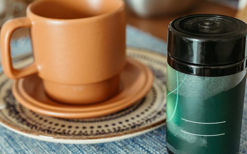 suplementos alimentares seguros — Cozy kitchen scene featuring vitamins and a cup on a wooden table, promoting health and wellness.