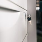 organizar documentos importantes — Close-up of a key in a locked office drawer for secure storage and privacy.