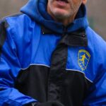 Fernando Diniz treinador futebol — Soccer coach explaining strategy on field during training session.