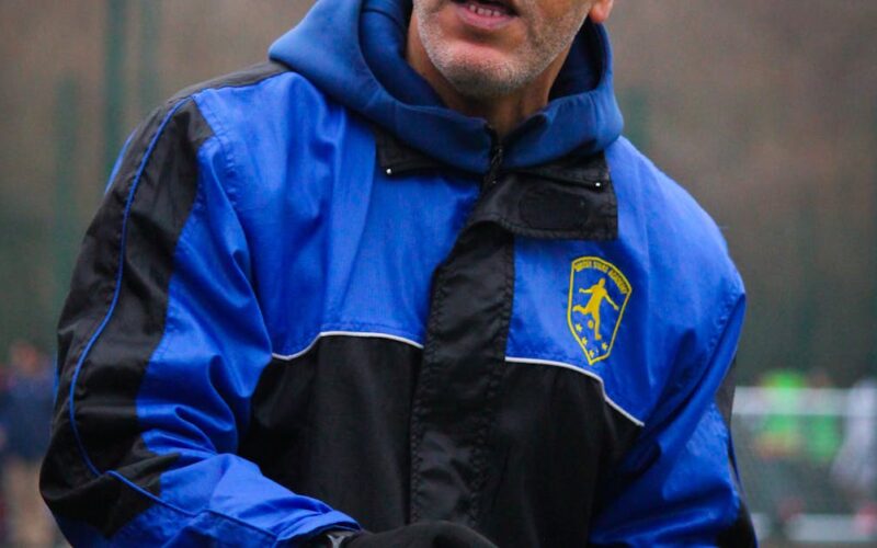 Fernando Diniz treinador futebol — Soccer coach explaining strategy on field during training session.