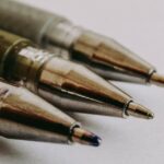 escrever com clareza — Macro photo showcasing the precision of three ballpoint pen tips in focus on paper.