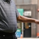 Planejamento de viagem feriadão — Side view of crop males checking and fixing engine of automobile on city street