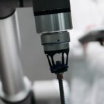 tecnologia robótica reabilitação AVC — Close-up of a robotic arm providing a back massage, supervised by an adult scientist.