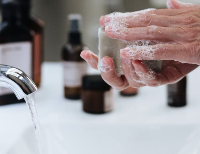 Como prevenir infecções por superbactérias: cuidados essenciais para sua saúde