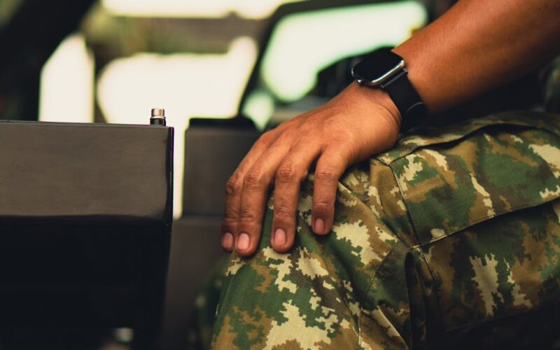 forças armadas na amazônia — Close-up of military personnel in camouflage inside an armored vehicle.