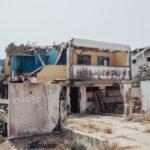 interdição de imóveis após explosões — A scene of building destruction in Ibadan, Nigeria, showcasing structural collapse.