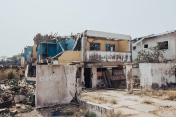 Como garantir a segurança e o direito das famílias após interdição de imóveis por explosões