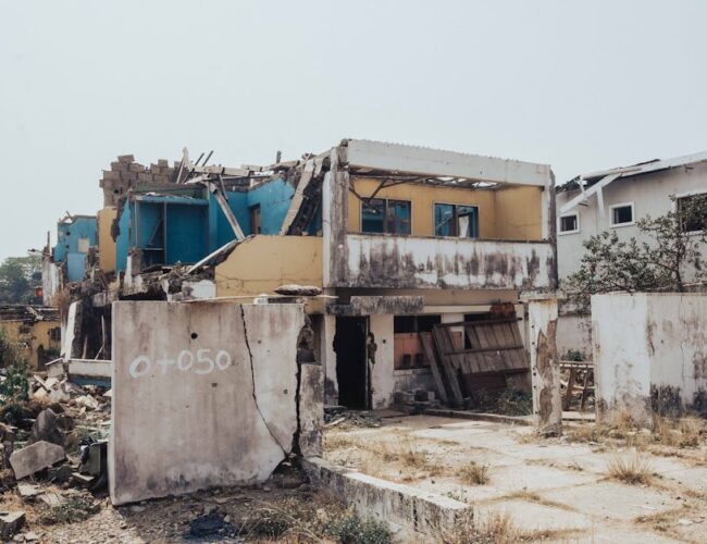 Como garantir a segurança e o direito das famílias após interdição de imóveis por explosões