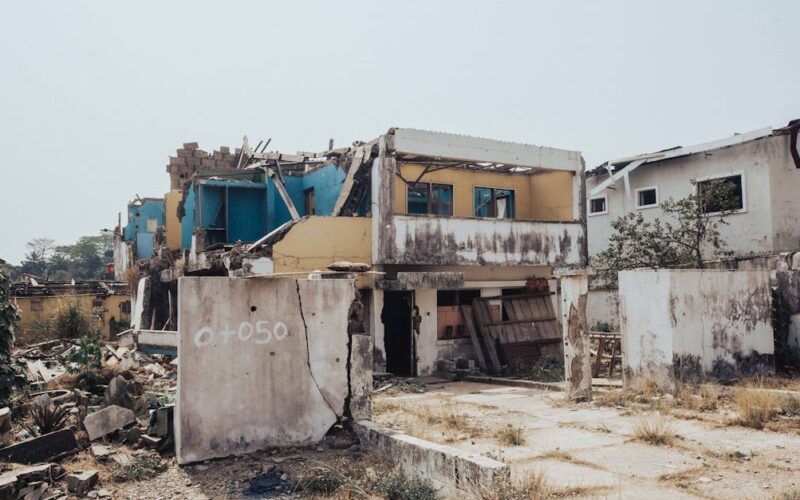 interdição de imóveis após explosões — A scene of building destruction in Ibadan, Nigeria, showcasing structural collapse.