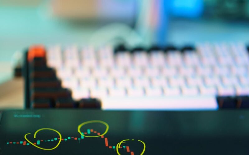 inteligência artificial em fusões e aquisições — Visual of cryptocurrency trading screens displaying market analysis and candlestick charts.