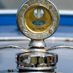Ford Avant Garde história — Close-up image of a vintage Ford radiator cap with classic design details.