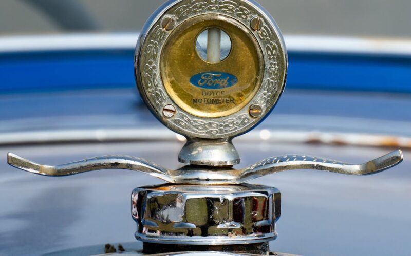 Ford Avant Garde história — Close-up image of a vintage Ford radiator cap with classic design details.
