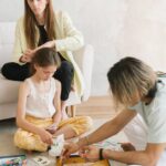 planejamento feriados prolongados 2026 — Family enjoying quality time together with board games, enhancing bonds and fun.