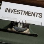 diversificar investimentos aposentadoria — Close-up of a vintage typewriter with a paper labeled 'INVESTMENTS'.