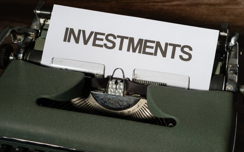 diversificar investimentos aposentadoria — Close-up of a vintage typewriter with a paper labeled 'INVESTMENTS'.