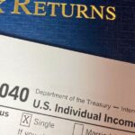 restituição do Imposto de Renda idosos — Close-up image of Form 1040 for U.S. tax returns, highlighting filing status options.