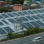 energia solar em rodovias — Urban landscape with solar panels and highway, showcasing renewable energy and modern infrastructure.