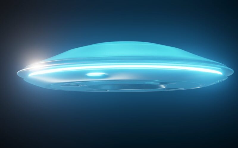 coordenadas google maps OVNI Paraná — A glowing UFO with bright lights flying in a dark, mysterious sky.